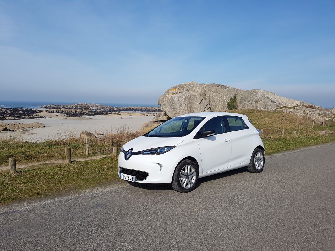 Photo de la voiture électrique ZOE acquise par Les Cars des Abers Photo de la voiture électrique ZOE acquise par Les Cars des Abers